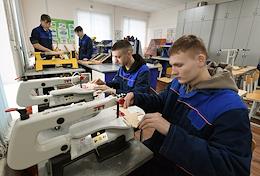 Students of the Lozovsky special boarding school in technology classes