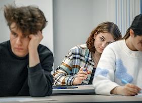 Студенты университета телекоммуникаций имени профессора М.А. Бонч-Бруевича во время сдачи экзаменационной сессии