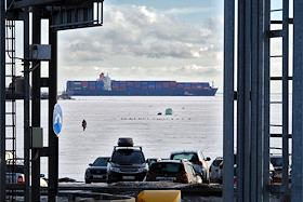 Контейнеровоз FLYING FISH 1 под панамским флагом сел на мель по пути в Порт Бронка в Финском заливе