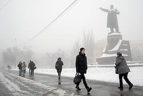 Жанровое фото. Виды Волгограда. Площадь Ленина, памятник Ленину в Волгограде. Туман зимой