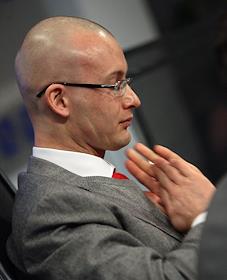 П/к на тему 'Кто такие менеджеры третьего поколения?' с участием депутата Госдумы РФ четвертого созыва Алексея Митрофанова и главы компании 'Финансгрупп' Олега Шварцмана, в РИА 'Новости'