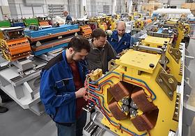 Изготовление оборудования для ЦКП 'СКИФ' в Новосибирске. Сотрудники во время работ по компоновке магнитной системы накопительного кольца синхротрона СКИФ в Институте ядерной физики имени Г. И. Будкера СО РАН в Новосибирском Академгородке. Накопительное кольцо синхротрона Центра коллективного пользования «Сибирский кольцевой источник фотонов» (ЦКП «СКИФ») – ключевая часть ускорительного комплекса