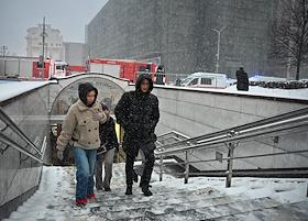 Пожар в здании 'Известия Холл' на Пушкинской площади, где находятся ночной клуб Looking Rooms и бар 'Резиденция'. На время работы оперативных и экстренных служб были перекрыты две полосы по Тверской улице в сторону Садового Кольца, а также одна полоса по Большому Путинковскому переулку