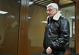 The first hearing in the case of human rights activist and co-chairman of Memorial (recognized as a foreign agent in Russia) Oleg Orlov, accused of “re-discrediting” the army for publishing an article criticizing the special military operation (SMO) in Ukraine and the Russian government, after appealing the verdict in the Golovinsky District Court