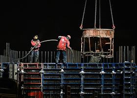 Строительная площадка жилого дома. Ночная заливка бетона