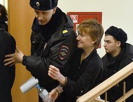 Determination of the preventive measure for Daria Kozyreva in the Petrogradsky District Court. Daria Kozyreva is accused of repeatedly discrediting the army (Article 280.3 of the Criminal Code of the Russian Federation)