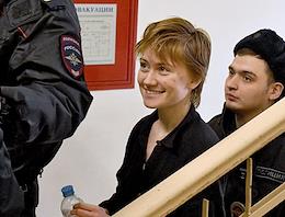 Determination of the preventive measure for Daria Kozyreva in the Petrogradsky District Court. Daria Kozyreva is accused of repeatedly discrediting the army (Article 280.3 of the Criminal Code of the Russian Federation)