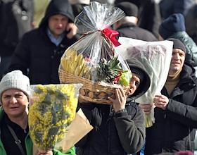 Жанровые фотографии. Празднование Международного женского дня в Главном универсальном магазине(ГУМ)