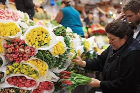 Продажа цветов в преддверии 8 марта на Рижском Рынке