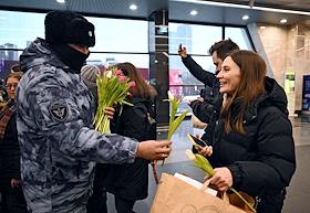 Жанровые фотографии. Празднование Международного женского дня на станции метро 'Мичуринский проспект' (БКЛ)