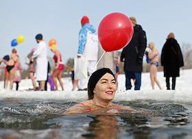 Забег в купальниках приуроченный к международному женскому дню в парке «Зеленый остров» в Омске
