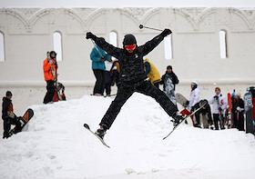 Первый фестиваль по горнолыжному спорту 'Крутой спуск' у стен Казанского кремля