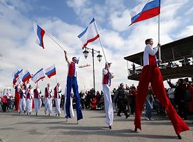 Participants of the stilt theater 'Show of Giants' on a 10 km route through the city streets while setting a record for the Russian Book of Records