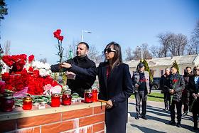 Акция памяти жертв теракта в подмосковном 'Крокус Сити Холле' в Кишиневе. Возложение цветов у посольства России