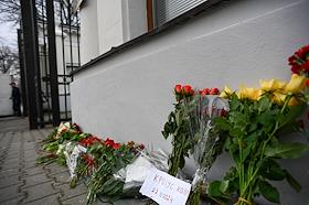 Акция памяти жертв теракта в подмосковном 'Крокус Сити Холле' в Варшаве. Возложение цветов у посольства России