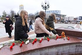 Акция памяти жертв теракта в подмосковном концертном зале 'Крокус Сити Холл' в Калининграде. Возложение цветов к стихийному мемориалу на площади Победы