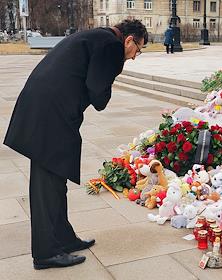 Консул Франции в Санкт-Петербурге Жан-Кристоф Тиабо возле мемориала у входа в здание Российской Национальной библиотеки на Московском проспекте возложил цветы в память жертв теракта в 'Крокусе'