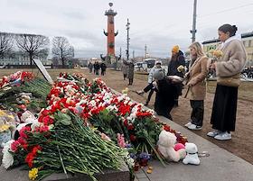Мемориалы в память жертв теракта в 'Крокусе' на улицах Санкт-Петербурга