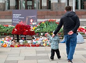 Стихийный мемориал у здания РНБ и стрелки Васильевского острова в память жертв теракта в концертном зале 'Крокус Сити Холл'
