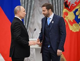 Президент России Владимир Путин вручил награды в Кремле