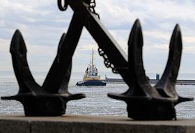 Контейнеровоз Sankt-Peterburg под флагом Либерии сел на мель в Финском заливе напротив Кронштадта