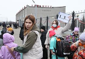 Прибытие школьников, эвакуированных из Белгорода, в лагерь отдыха 'Лазурный'