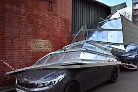 Обшивка стены супермаркета 'Дикси' упала на машину по адресу улица Авиационная, 67к1