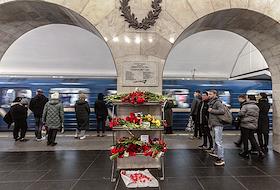 Цветы в память о жертвах террористического акта, произошедшего 3 апреля 2017 года в вагоне электропоезда петербургского метро на перегоне между станциями 'Сенная площадь' и 'Технологический институт - 1'