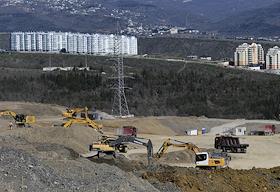 Строительство четырехполосной дороги протяженностью 7,8 километра в обход Алушты. Из-за горного рельефа предусмотрено сооружение удерживающих подпорных стен, а также строительство двух транспортных развязок в разных уровнях и девяти искусственных сооружений: это мост через реку Улу-Узень, два путепровода, виадук длиной более 178 метров и пять путепроводов тоннельного типа