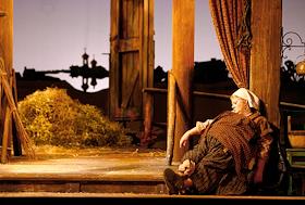 Спектакль 'Власть тьмы или коготок увяз, всей птичке пропасть' в постановке режиссера Юрия Соломина по драме Льва Толстого 'Власть тьмы' на сцене Малого театра.
