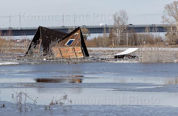 Жанровые фотографии. Виды Томска. Ледоход на реке Томь и последствия паводка в регионе