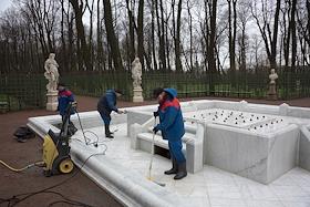 Removing the covers of the sculptures in the Summer Garden after the winter period