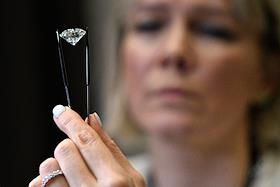 Аукцион редких розово-пурпурных бриллиантов инвестиционного класса компании АЛРОСА в бизнес-центре 'Аквамарин'