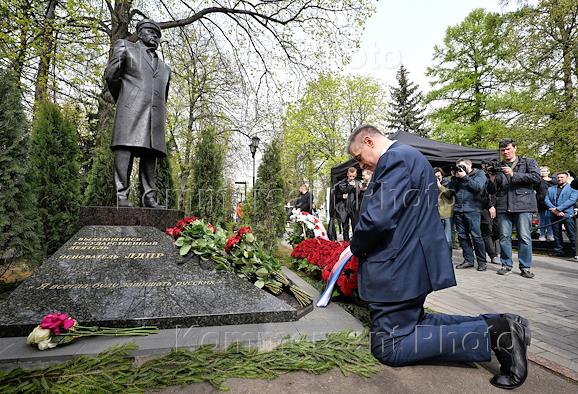 Церемония возложения цветов, приуроченная ко дню рождения основателя ЛДПР Владимира Жириновского, на Новодевичьем кладбище