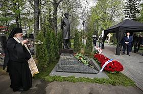 Церемония возложения цветов, приуроченная ко дню рождения основателя ЛДПР Владимира Жириновского, на Новодевичьем кладбище