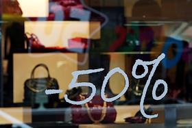 Сезонные скидки в магазинах одежды