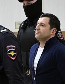 Оглашение приговора по делу адвоката Геннадия Удуняна, обвиняемого в хулиганстве с угрозой насилия и использованием оружия, нарушении неприкосновенности жилища с применением насилия, умышленном причинении легкого вреда здоровью и мелком взяточничестве, и бывшего сотрудника московского СИЗО-4 Дениса Федорова, обвиняемого в получении взятки и превышении должностных полномочий, в Пресненском районном суде