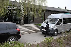 Обыски в зданиях музея современного искуства 'Гараж' в парке Горького. Ситуация у образовательного центра музея 'Гараж'