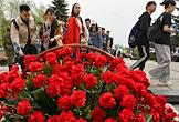 Торжественный митинг во дворе гуманитарного корпуса МГУ, у вечного огня, в память о погибших во Второй Мировой войне студентах и преподавателях