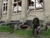 Раздачи гуманитарной помощи в виде куличей перед Пасхой от волонтеров и епархии Луганской Народной Республики в городе Попасная
