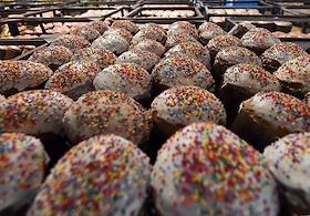 Производство пасхальных куличей на предприятии 'Крымхлеб' в Симферополе