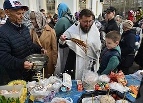 Освящение пасхальных куличей и яиц у Вознесенского кафедрального собора в Новосибирске