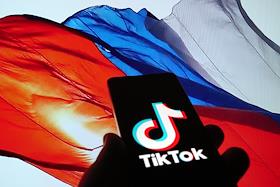 Логотип приложения TikTok на фоне флага России