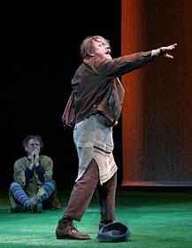 Спектакль 'Сон в летнюю ночь' по пьесе Уильяма Шекспира в постановке режиссера Валерия Беляковича прошел на сцене МХАТ им. Горького.
