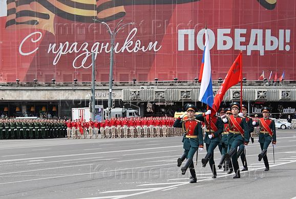 Военный парад войск Ростовского гарнизона, посвященный 79-й годовщине Победы в Великой Отечественной войне, на Театральной площади