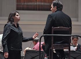 Итальянская певица Даниэлла Барчелона во время репетиции перед концертом в Московской филармонии