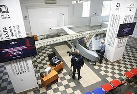 Новосибирская область приступила к созданию новых грузовых беспилотников. Универсальное беспилотное воздушное судно самолетного типа «САРМА» разработано инженерами НГТУ НЭТИ в рамках программы Минобрнауки России «Приоритет 2030» нацпроекта «Наука и университеты»