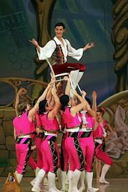 Балет 'Фигаро' в исполнении Театра 'Кремлевский балет' на сцене Государственного Кремлевского Дворца. Режиссер - постановщик Андрей Петров. Солистки: Наталья Балахничева, Кристина Кретова