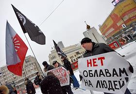 Пикет при участии и поддержке движения 'Оборона' против нарушений прав человека в России при призыве в армию около кинотеатра 'Художественный'. Координатор 'Обороны' Олег Козловский