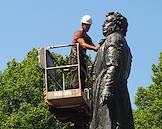 Работы по профилактическому уходу памятника Александру Пушкину на площади Искусств